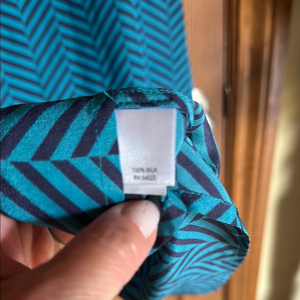 2 Women’s Banana Republic Silk Chevron Blouses, size XL - Picture 5 of 8